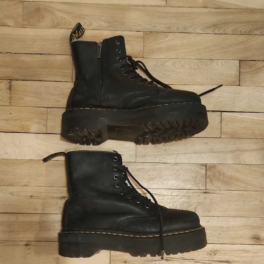 Dr. Martens Black Ankle Boots with Cream Lining - Picture 4 of 16
